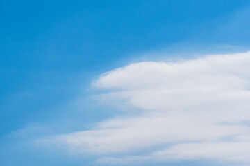 冬の爽やか青空と太陽光で輝く雲のアップ68