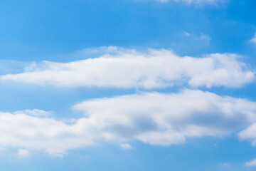 冬の爽やか青空と太陽光で輝く雲のアップ70
