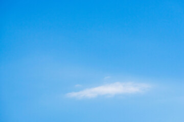 冬の爽やか青空と太陽光で輝く雲のアップ69