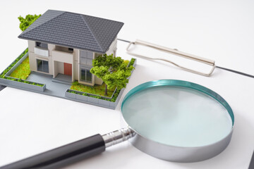 不動産の契約書をチェックする購入者イメージ