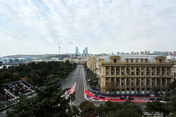 Obraz premium BAKU, AZERBAIJAN - SEPTEMBER 19, 2025: A high-angle wide view of the Baku City Circuit featuring trackside Louis Vuitton branding, and the iconic Flame Towers on the skyline during the Formula 1