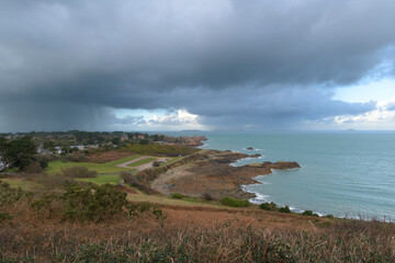 Naklejka premium Jolie lumière sur la côte de granit rose en Bretagne