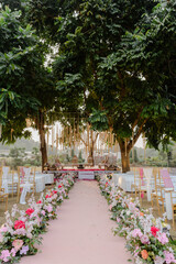 Obraz premium Beautiful Wedding Ceremony Aisle and Decor Under Tree Canopy: Dreamy Setting