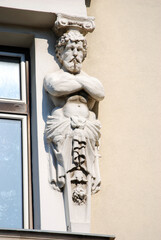 Ein Fenster mit einer m&auml;nnlichen W&auml;chterfigur.