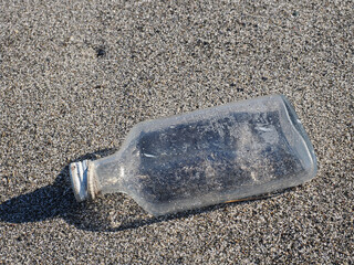 砂浜に打ち上げられたガラス瓶