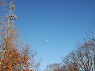 青空と昼間の月