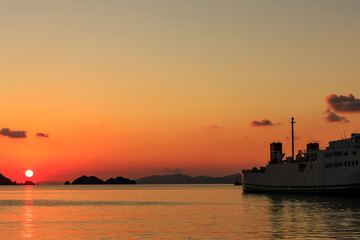 夕焼けに染まる愛媛・八幡浜港と停泊するフェリーの幻想的な風景
