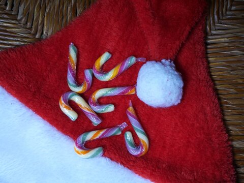 Bonnet de no&euml;l rouge et blanc avec ensemble de six nimi cannes, sucres d'orge multicolores