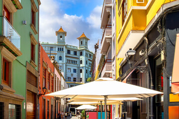 Obraz premium Las Palmas, Gran Canaria, Spain – Pedestrian zone with street cafés and view of the Teatro Guiniguada