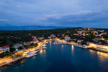 Lun to najbardziej na północ położona miejscowość turystyczna na wyspie Pag w Chorwacji. Nocą z lotu ptaka. © Franciszek