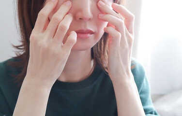 目元を触る女性の肌悩み