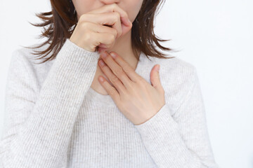喉の痛みを感じる女性　風邪