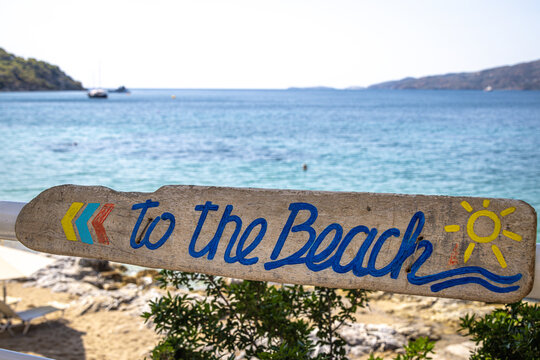 Sign 'To the Beach', Askeli, Poros Island, Greece