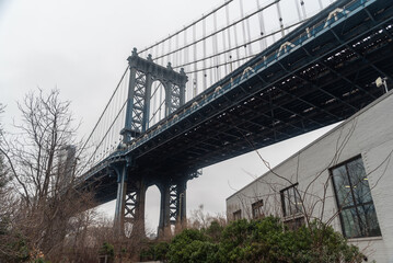 Naklejka premium Perspectiva de ángulo bajo del Manhattan Bridge