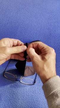 Gafas limpias con trapo gamuza de microfibra y funda protectora