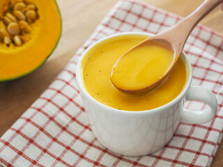 カップに入った南瓜スープ