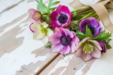 Fototapeta premium テーブルに置かれたアネモネとクリスマスローズの花束 
