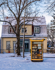 nostalgische Telefonzellen im Dorfkern von Berlin-L&uuml;bars, einem Stadteil des Bezirk Reinickendorf im Norden von Berlin, Deutschland