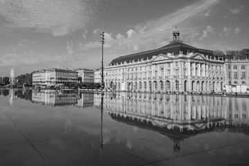 Les vieux b&acirc;timents situ&eacute;s devant le miroir d'eau &agrave; Bordeaux, Gironde, France pendant le COVID