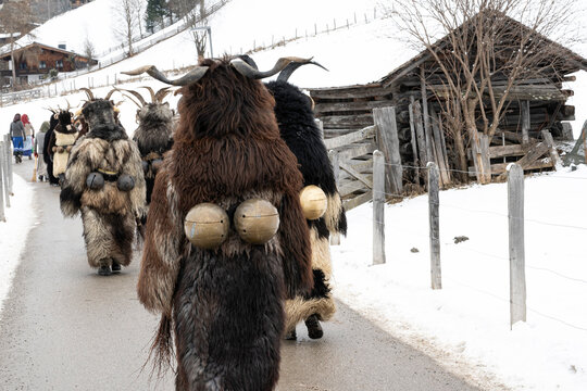 Der Zug der Rauriser Perchten ist ein &ouml;ffentliches ,traditionelles Ereignis