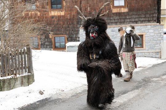 Ein Teufel beim Perchtenumzug - Die Raurise Teufel sind Teil des  traditionellen Perchtenumzugs