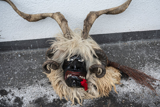 Historische Perchtenmaske, die einen geh&ouml;rnten Teufel darstellt