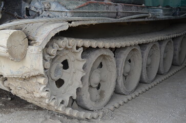 Czołg - zabłocona gąsienica