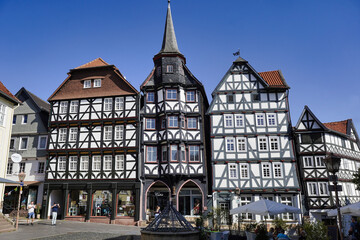 Historische Fachwerkh&auml;user aus dem ausgehenden Mittelalter auf dem Marktplatz der Fachwerkstadt Fritzlar in Nordhessen, Deutschland