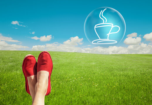 Wiese mit Beinen in Espadrilles und Zeichnugn einer Kaffeetasse