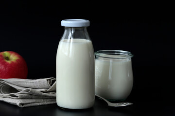 Milchflasche und Joghurt