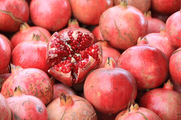 Granat&auml;pfel - geschlossene Frucht und aufgeschnitten