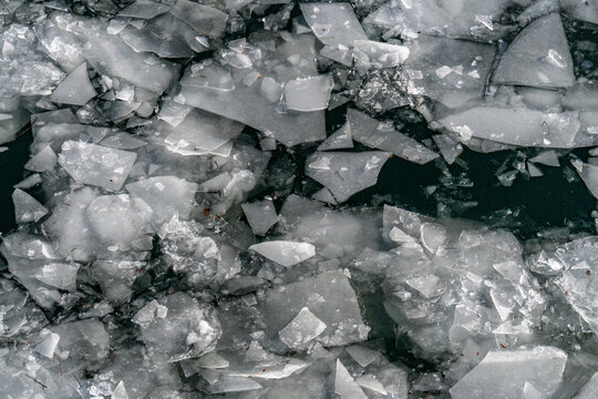 Scharfkantige Eisschollen auf dem Wasser