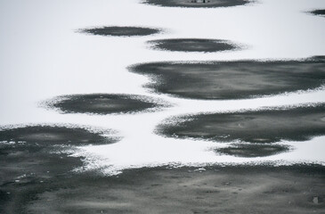 Tauwetter am vereisten Fluss