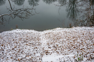 Verschneite sch&ouml;ne Uferlandschaft