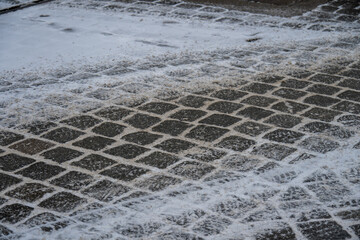 Schnee auf dem Kopfsteinpflaster
