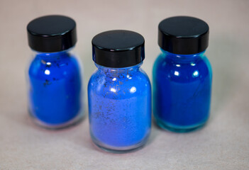 Gl&auml;ser mit blauen Pigmenten