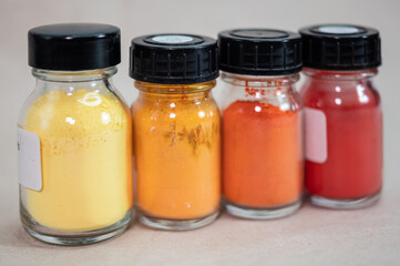 Gl&auml;ser mit gelben, orangen und roten Pigmenten