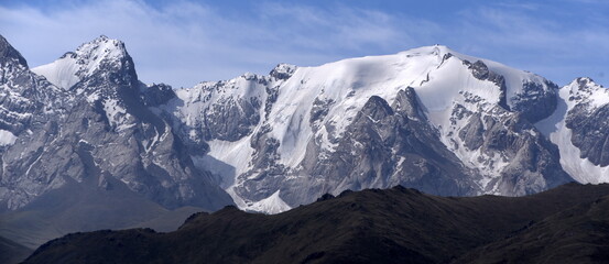 Schneebedeckte Gipfel des Tian-Shan-Gebirges