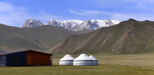 Jurten auf einer Hochebene des Tian-Shan-Gebirges 