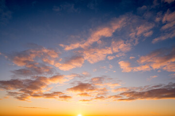 Obraz premium Beautiful color evening sky and amazing clouds