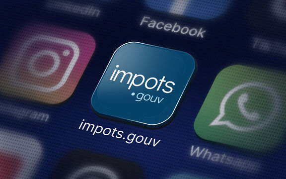 Impots.gouv logo sur un &eacute;cran num&eacute;rique	