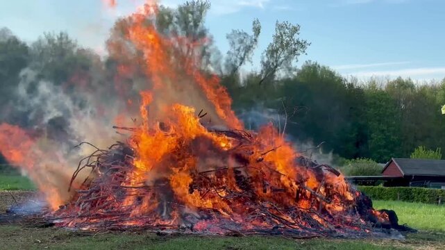 brennendes Osterfeuer als deutsche Tradition zur Vertreibung b&ouml;ser Geister