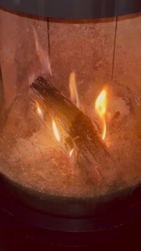 Nahaufnahme Kaminfeuer hinter Glas