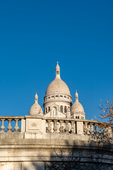 Fototapeta premium Sacré-cœur basilica featuring its white domes and architecture against a clear blue sky