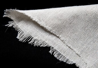 黒地にほつれたエッジを持つ生地のコーナー