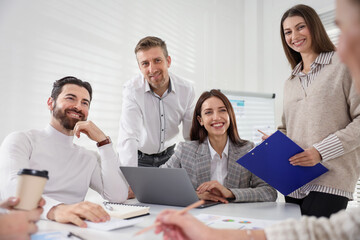 Obraz premium Businesspeople working together at table in office