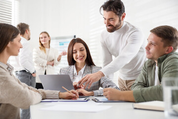 Obraz premium Business planning. Colleagues having meeting in office, selective focus