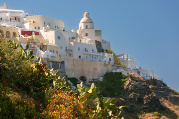 Obraz premium White cliffside buildings and churches in Fira, Santorini, Greece