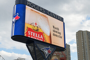 Naklejka premium Gardiner LED Pylon featuring ad for beer (Stella Artois by Anheuser-Busch InBev) with Blue Jays logo, Bremner Blvd and Rees St, Toronto