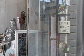 Naklejka premium display window with merchandise at Little Ghosts Books located at 930 Dundas St W, Toronto